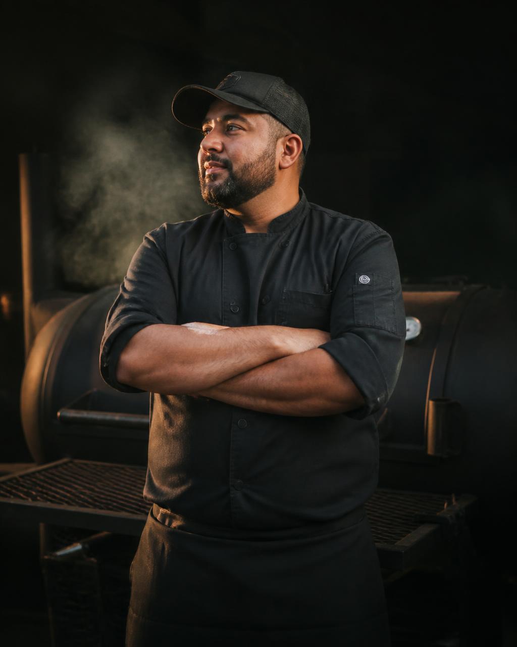 Erik Radmacher, Küchenmeister und Grillweltmeister, vor seinem Smoker